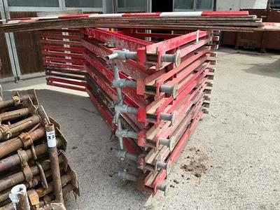 Immagine panoramica di Metal formwork material (6x)